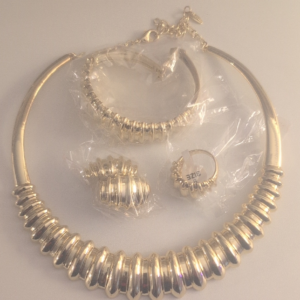 Elegant Gold Jewelry Set